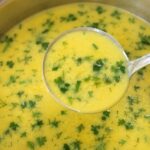 Ova posna čorba od tikvica i povrća je pravi dokaz da jednostavni sastojci mogu da daju pun, kremast i domaći ukus. Pravi se od tikvica, krompira, šargarepe i luka, bez pavlake i mlečnih proizvoda, a ipak je gusta, fina i zasitna Savršena je za dane posta, lagan ručak ili toplu večeru kada želite nešto zdravo, brzo i ukusno. Sve se skuva u jednoj šerpi, izblendira i na kraju pospe svežim peršunom i mirođijom, koji joj daju lep miris i svežinu. Sastojci 2 glavice crnog luka 2 šargarepe 1 velika tikvica, oko 700 g 2 krompira 2 kašike ulja 1 kašičica soli ili po ukusu malo mlevenog crnog bibera prstohvat muskatnog oraščića voda ili povrtni bujon, koliko da prekrije povrće malo sveže mirođije malo svežeg peršuna Za kremastiji ukus, posno: 150–200 ml biljne pavlake za kuvanje Priprema: Crni luk sitno iseckati, a šargarepu očistiti i iseći na manje komade. U šerpi zagrejati ulje, dodati luk i šargarepu, pa kratko prodinstati dok povrće ne omekša i ne zamiriše. Tikvicu oprati i iseći na kocke. Krompir očistiti i iseći na manje komade, pa sve dodati u šerpu. Posoliti, pobiberiti i dodati malo muskatnog oraščića. Naliti vodom ili povrtnim bujonom toliko da povrće bude pokriveno. Kuvati na srednjoj temperaturi dok krompir, tikvica i šargarepa potpuno ne omekšaju. Kada je povrće kuvano, čorbu izblendati štapnim mikserom dok ne postane glatka i kremasta. Ako želite bogatiji ukus, dodati biljnu pavlaku za kuvanje i kuvati još 2–3 minuta na tihoj vatri. Na kraju dodati sitno seckanu mirođiju i peršun. Poslužiti toplu, uz domaći hleb ili posne krutone.
