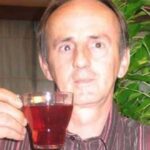 U vrijeme kad fitoterapija i nije bila popularna grana alternativne medicine, barem ne kao danas, Asim Kljun, koji danas slovi za „tata-matu“ kad je u pitanju jetra i sva njena oboljenja, u lučkom gradiću Bar, u samom centru čaršije, imao je biljnu apoteku „Imela“. Malobrojnim posjetiteljima nudio je samo ono što su tražili od njega, kutiju uvinog čaja, paketić osušenog nevena, gaveza… Vremenom, zapazio je da se uvijek jedni te isti ljudi vraćaju po još čaja. Kao da im onaj prethodni nije pomagao. Ipak, poznavao je moć bilja. (Tekst se nastavlja ispod) Koliko je teško odgovoriti zahtjevu pacijenata, budući da je potražnja upravo za vašim čajevima enormna? Mislim da je bitnije staviti akcenat na odgovornost. Šta ako bolestan čovjek uzme od mene terapiju za cirozu jetre i usred terapije dobije, recimo, srčani udar koji nikakve veze nema s mojom terapijom? Hoće li mene neko možda kriviti za smrt? Pitati se jesam li ja tome doprinio? Reći ću to ovako, moje terapije nisu jeftine, ne prodajem čarobni prah u kutijicama od 20 maraka i ne dajem lažnu nadu. Samim tim posao ne završavam na vratima. Čajevi su rađeni po recepturi koju nikad nikome nisam otkrio, nijednoj farmaceutskoj kući, a nuđeni su mi višemilionski iznosi da prodam recept. Sve se bojim da bi iko od toga napravio nešto korisno za narod ili za djecu zaraženu hepatitisom u Africi. U “njihovoj” proizvodnji lijek bi koštao nekoliko stotina hiljada eura, koliko i sad košta liječenje interferonom ili transplantacija jetre – od čega pacijent nema nikakvu korist, osim nade. (Tekst se nastavlja ispod) Aldenu Muminoviću, sarajevskom pčelaru, terapije su izliječile bolesna pluća, kao i Hašimu Kadriću, Sarajliji koji je od rođenja imao astmu. Fatima Šero sa našim je čitateljima svojevremeno podijelila iskustvo sa nestankom ciste veličine jajeta, a Nalo Hajrudin o pobjedi hepatitisa C, kao i Ifeta Kovačević iz Kragujevca. Rasema Imamović iz Sarajeva spas za dugogdišnje probleme takođe je našla u Asimovim terapijama. Majda Beširević iz sarajevskog naselja Dolac Malta čak je u nekoliko TV emisija govorila o cirozi i hepatitisu kojeg je izliječila s 45-dnevnom Asimovom terapijom. Bejkrija Mile Mišura iz Njemačke izliječio je rak pankreasa i tumor na glavi. Ovo su samo neki od mnogobrojnih Asimovih pacijenata koji su svoje priče podijelili javno.