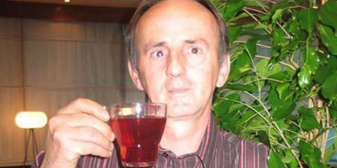 U vrijeme kad fitoterapija i nije bila popularna grana alternativne medicine, barem ne kao danas, Asim Kljun, koji danas slovi za „tata-matu“ kad je u pitanju jetra i sva njena oboljenja, u lučkom gradiću Bar, u samom centru čaršije, imao je biljnu apoteku „Imela“. Malobrojnim posjetiteljima nudio je samo ono što su tražili od njega, kutiju uvinog čaja, paketić osušenog nevena, gaveza… Vremenom, zapazio je da se uvijek jedni te isti ljudi vraćaju po još čaja. Kao da im onaj prethodni nije pomagao. Ipak, poznavao je moć bilja. (Tekst se nastavlja ispod) Koliko je teško odgovoriti zahtjevu pacijenata, budući da je potražnja upravo za vašim čajevima enormna? Mislim da je bitnije staviti akcenat na odgovornost. Šta ako bolestan čovjek uzme od mene terapiju za cirozu jetre i usred terapije dobije, recimo, srčani udar koji nikakve veze nema s mojom terapijom? Hoće li mene neko možda kriviti za smrt? Pitati se jesam li ja tome doprinio? Reći ću to ovako, moje terapije nisu jeftine, ne prodajem čarobni prah u kutijicama od 20 maraka i ne dajem lažnu nadu. Samim tim posao ne završavam na vratima. Čajevi su rađeni po recepturi koju nikad nikome nisam otkrio, nijednoj farmaceutskoj kući, a nuđeni su mi višemilionski iznosi da prodam recept. Sve se bojim da bi iko od toga napravio nešto korisno za narod ili za djecu zaraženu hepatitisom u Africi. U “njihovoj” proizvodnji lijek bi koštao nekoliko stotina hiljada eura, koliko i sad košta liječenje interferonom ili transplantacija jetre – od čega pacijent nema nikakvu korist, osim nade. (Tekst se nastavlja ispod) Aldenu Muminoviću, sarajevskom pčelaru, terapije su izliječile bolesna pluća, kao i Hašimu Kadriću, Sarajliji koji je od rođenja imao astmu. Fatima Šero sa našim je čitateljima svojevremeno podijelila iskustvo sa nestankom ciste veličine jajeta, a Nalo Hajrudin o pobjedi hepatitisa C, kao i Ifeta Kovačević iz Kragujevca. Rasema Imamović iz Sarajeva spas za dugogdišnje probleme takođe je našla u Asimovim terapijama. Majda Beširević iz sarajevskog naselja Dolac Malta čak je u nekoliko TV emisija govorila o cirozi i hepatitisu kojeg je izliječila s 45-dnevnom Asimovom terapijom. Bejkrija Mile Mišura iz Njemačke izliječio je rak pankreasa i tumor na glavi. Ovo su samo neki od mnogobrojnih Asimovih pacijenata koji su svoje priče podijelili javno.